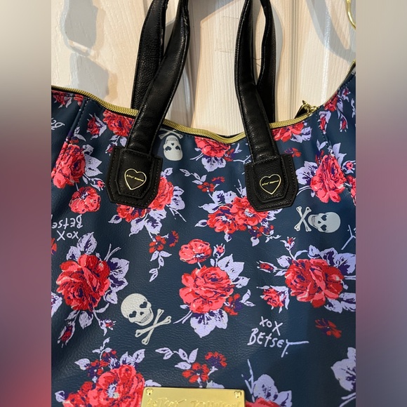 Vintage Y2K Goth HUGE Betsey Johnson Skulls & Flowers crossbody satchel handbag - Picture 4 of 11